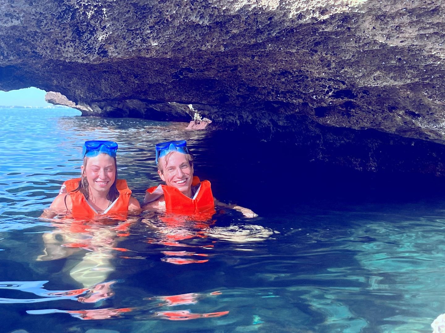 Schwimmen in der Nähe einer Meereshöhle