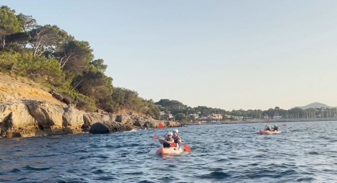 kajak entlang der Küste