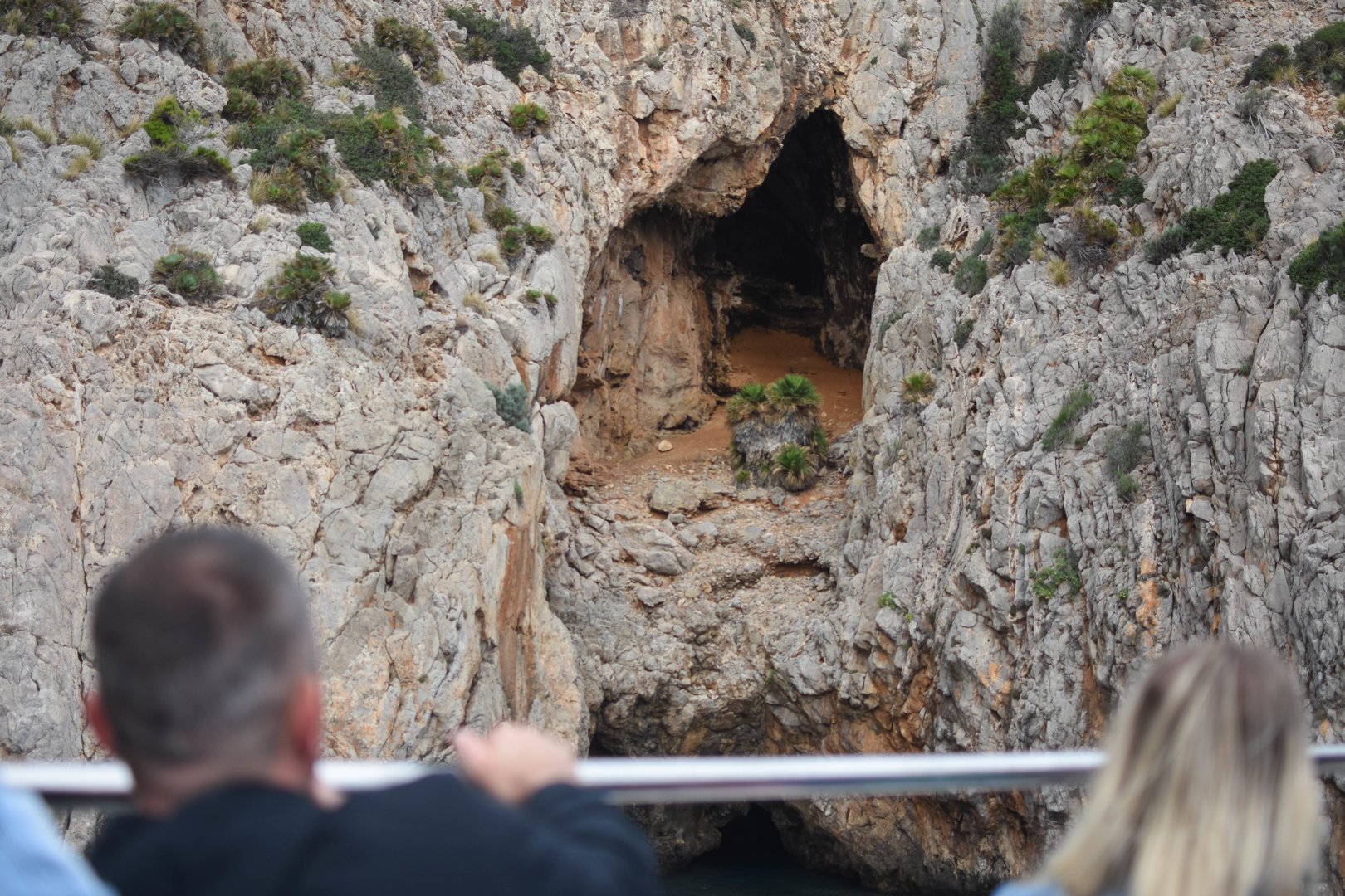 Höhle an der Küste