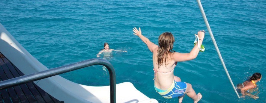 Menschen geniessen von Bootsfahrt