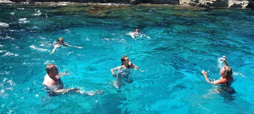 Schwimmen und Schnorchelnd Pause 