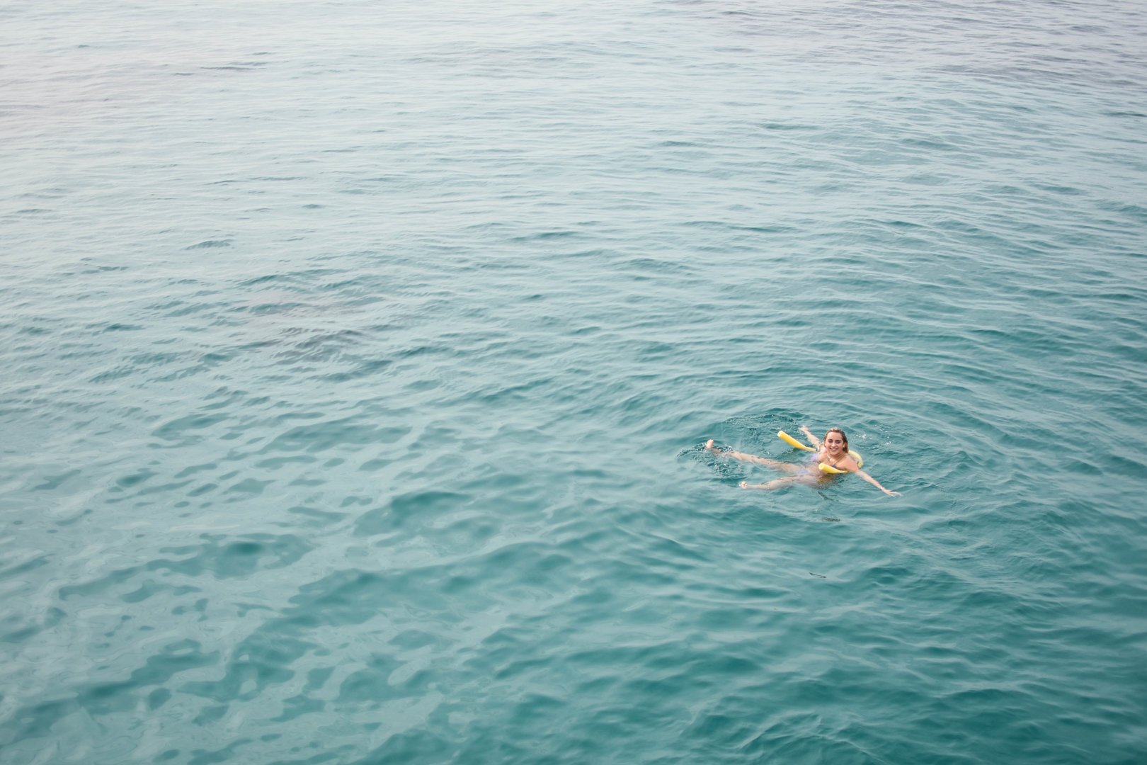 1 Person schwimmt im Meer