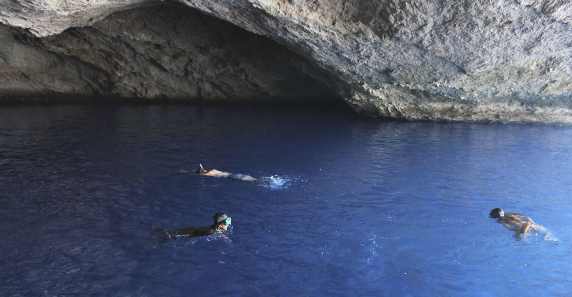 schwimmen in der höhle
