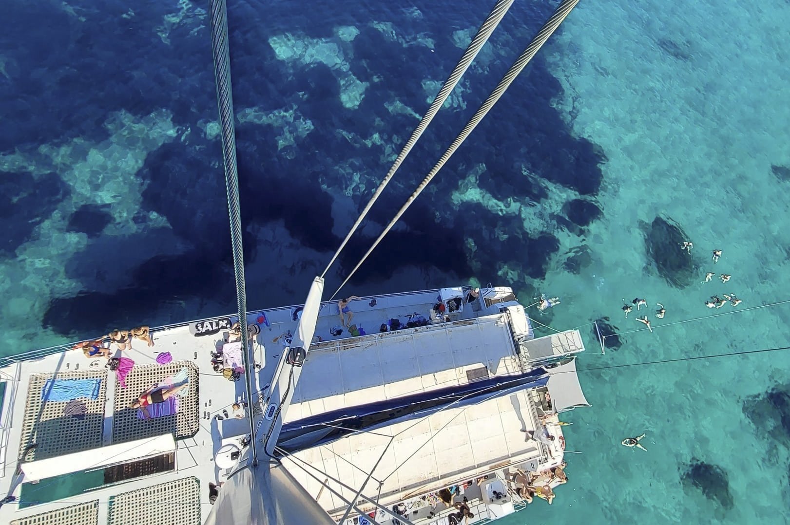 puesta de sol en catamaran