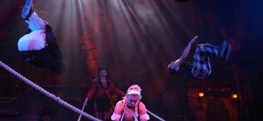 Akrobaten in Piraten