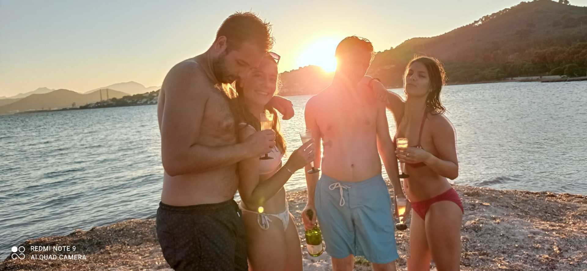 Leute trinken 1 Glas Sekt