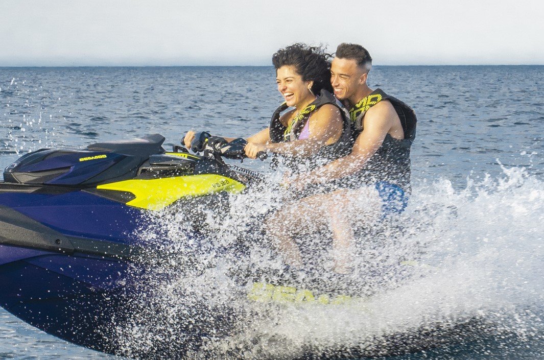 2 Personen auf dem jet Ski