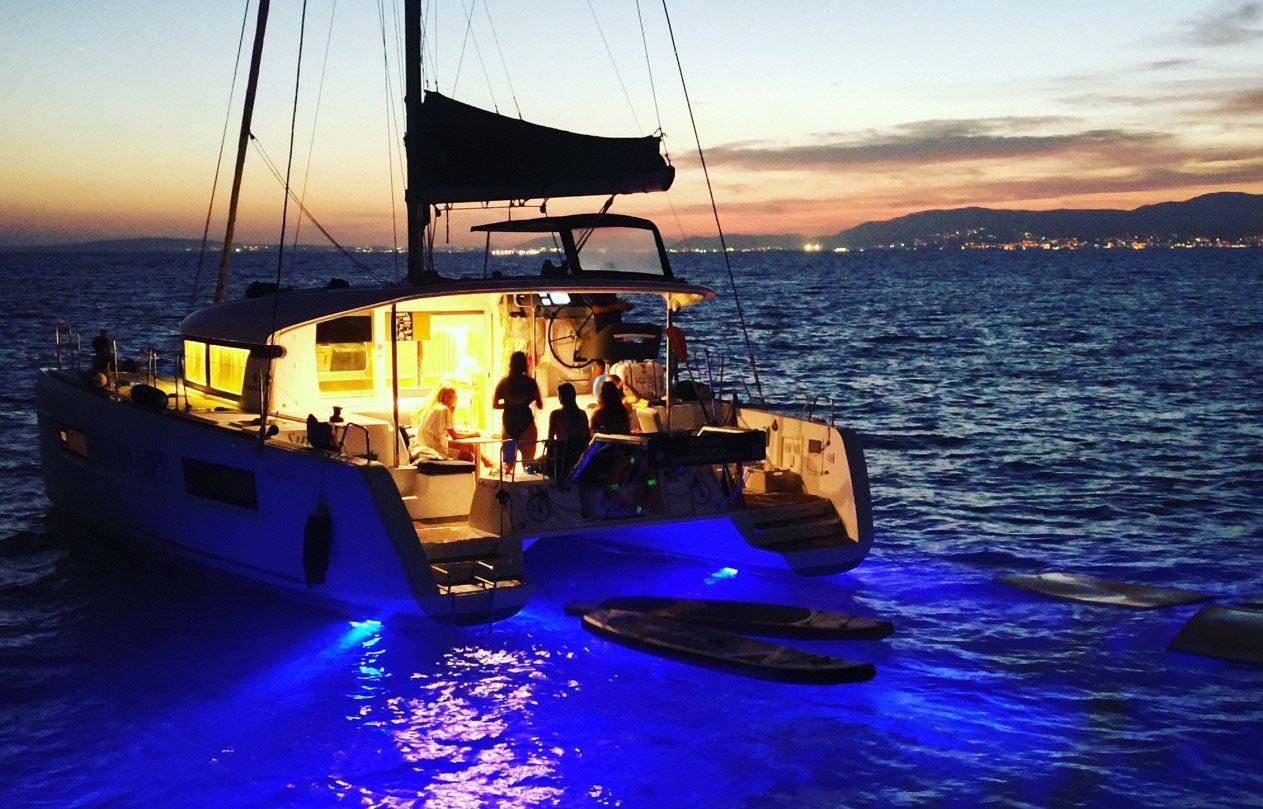 nacht werden in katamaran