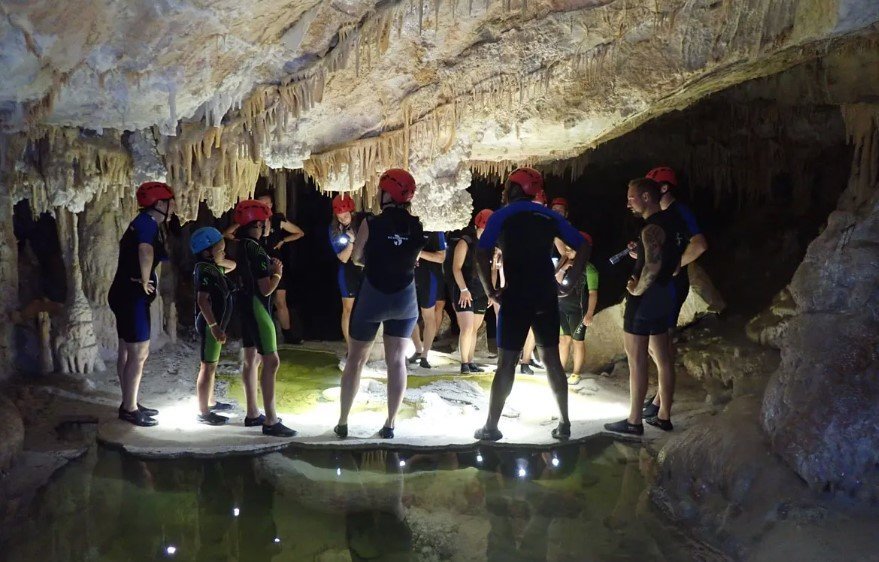 Gruppe in den Höhlen