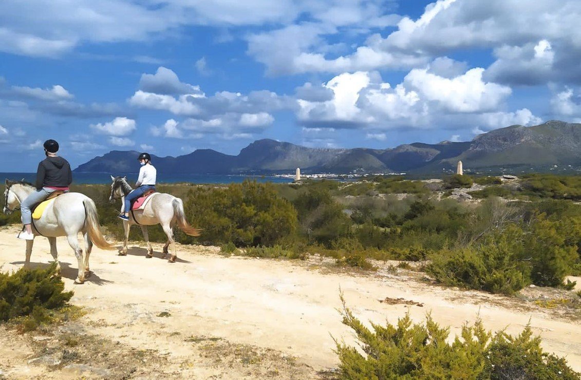 Gruppe beim Reiten am Strand