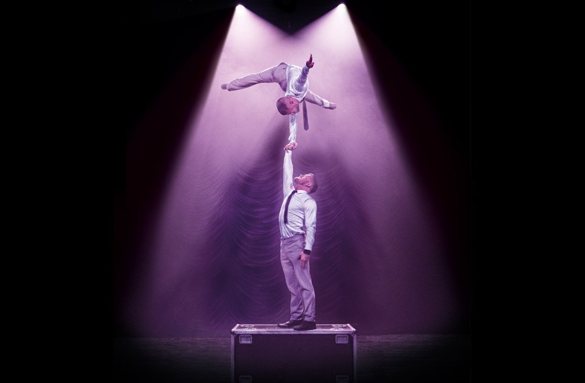 son amar akrobatics exhibit