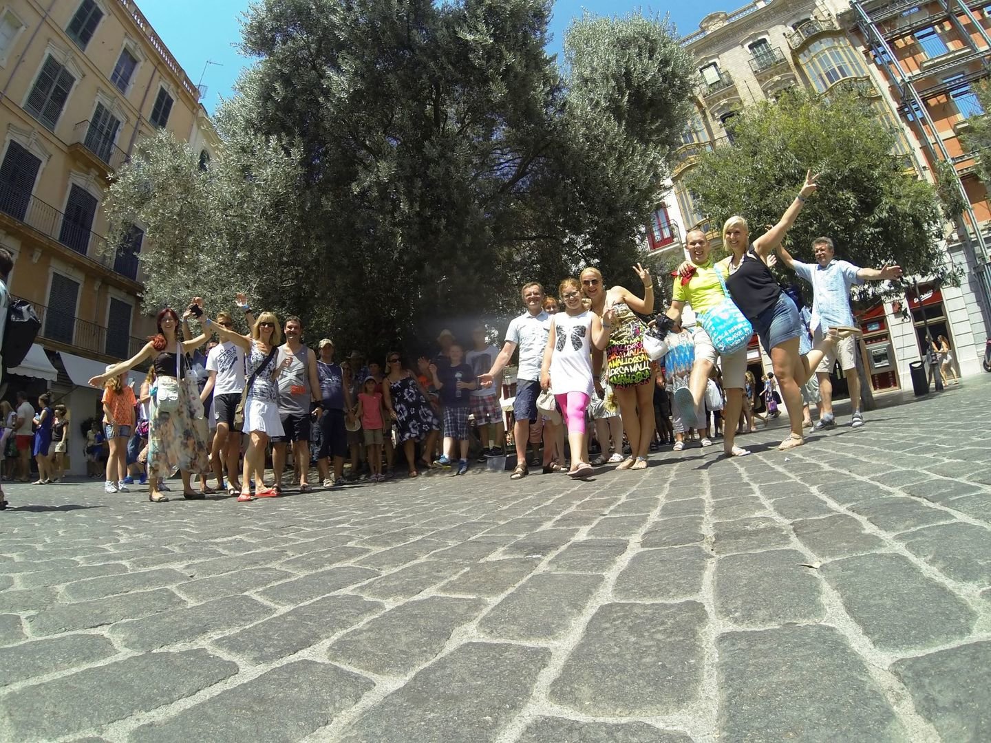 Besuch einer Gruppe auf einem Platz