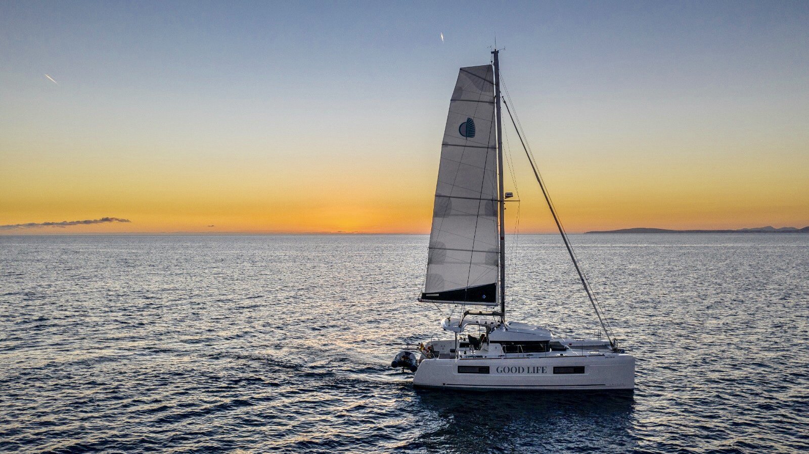 amanecer con el catamaran