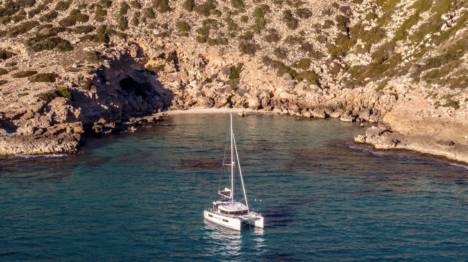 catamaran enfrente del costa de Mallorca