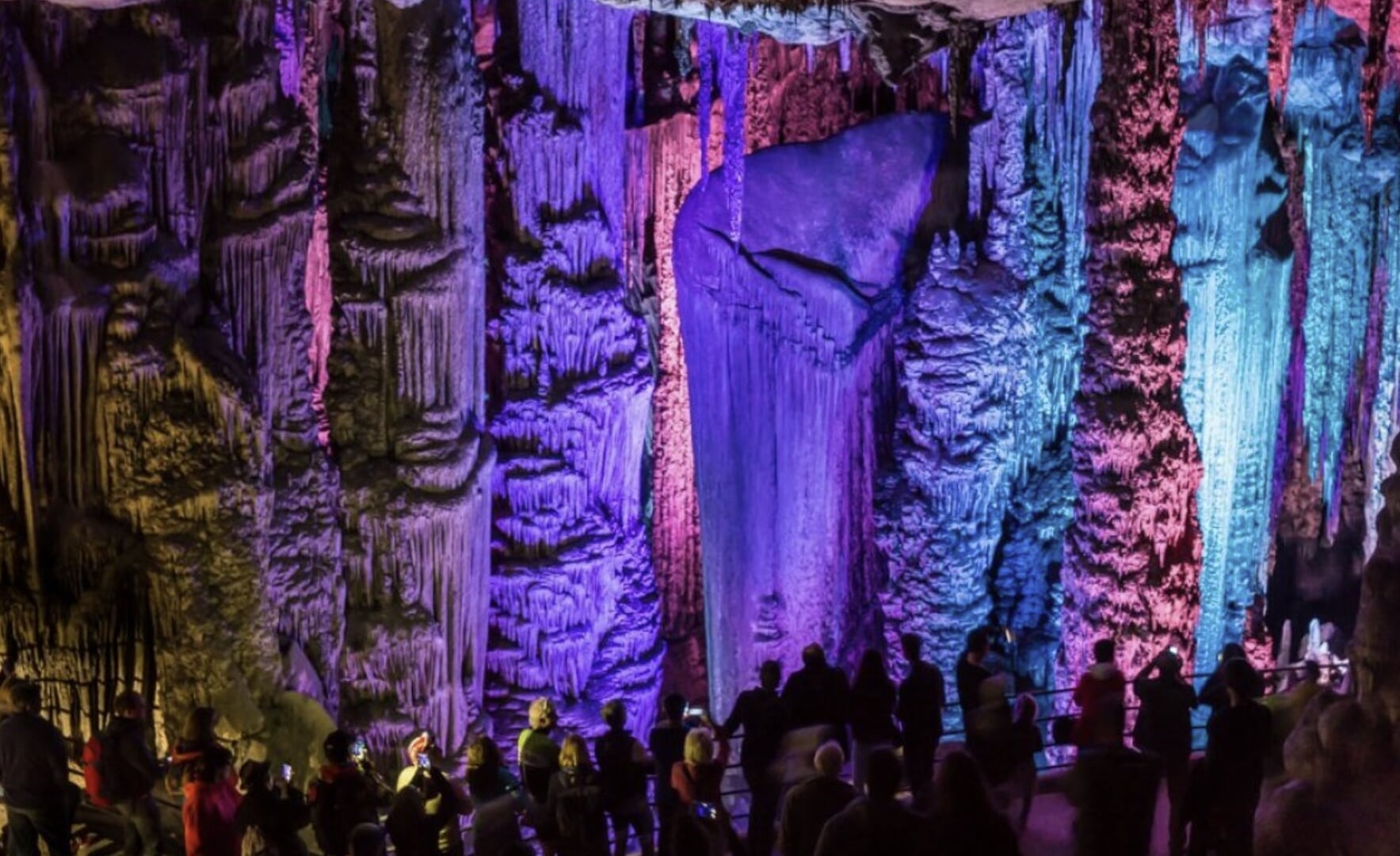 Concepto de iluminación en la cueva.