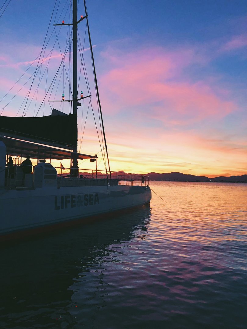 atardecer en catamaran
