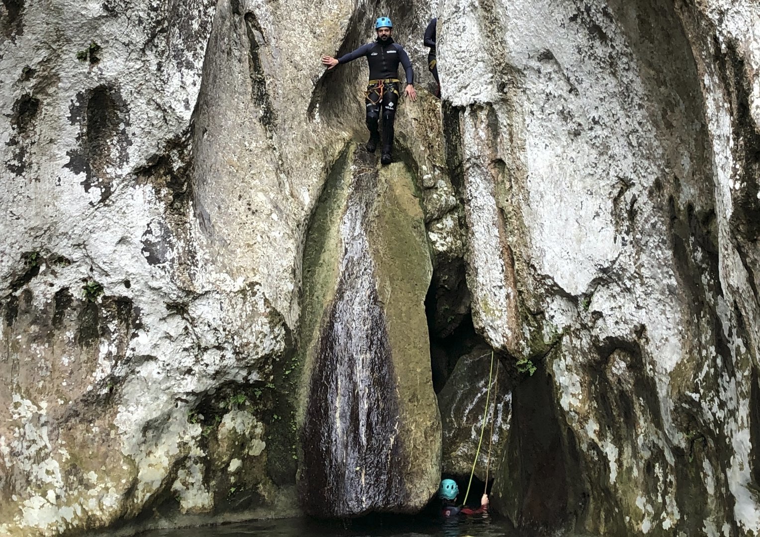 Poza de agua en un barranco