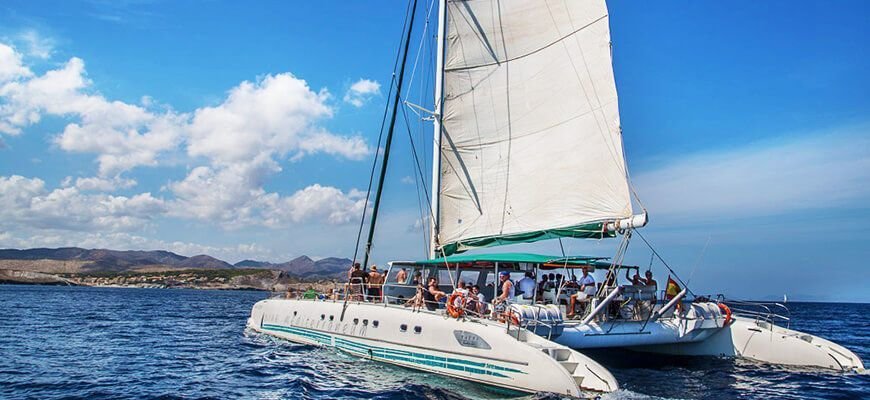 navegando a vela en el catamaran