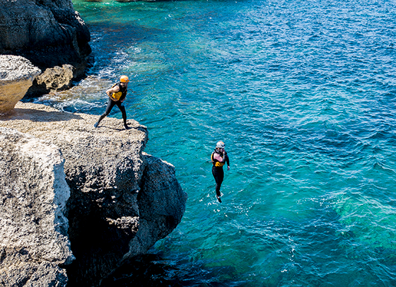 saltando del acantilado al mar