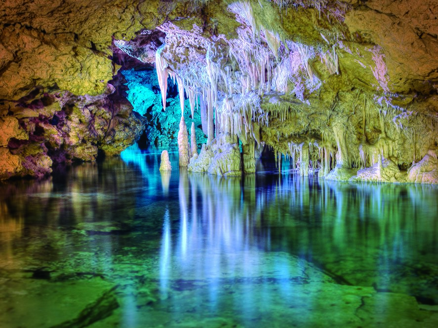 cueva azul con lago