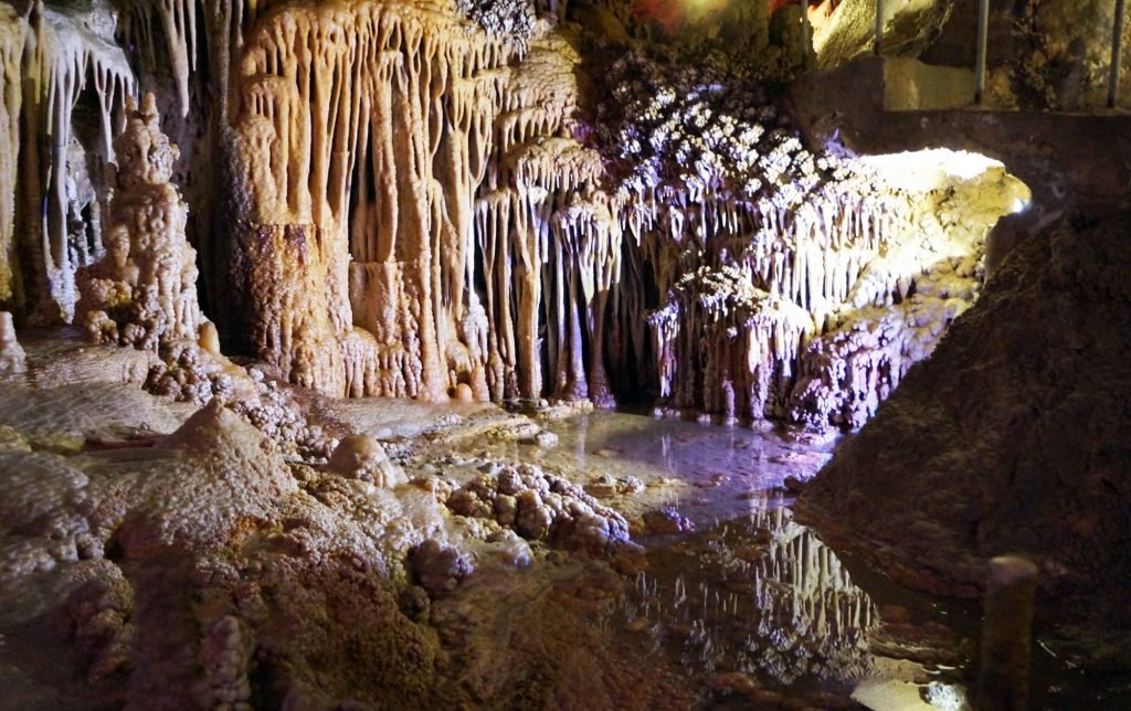 lago en la cueva