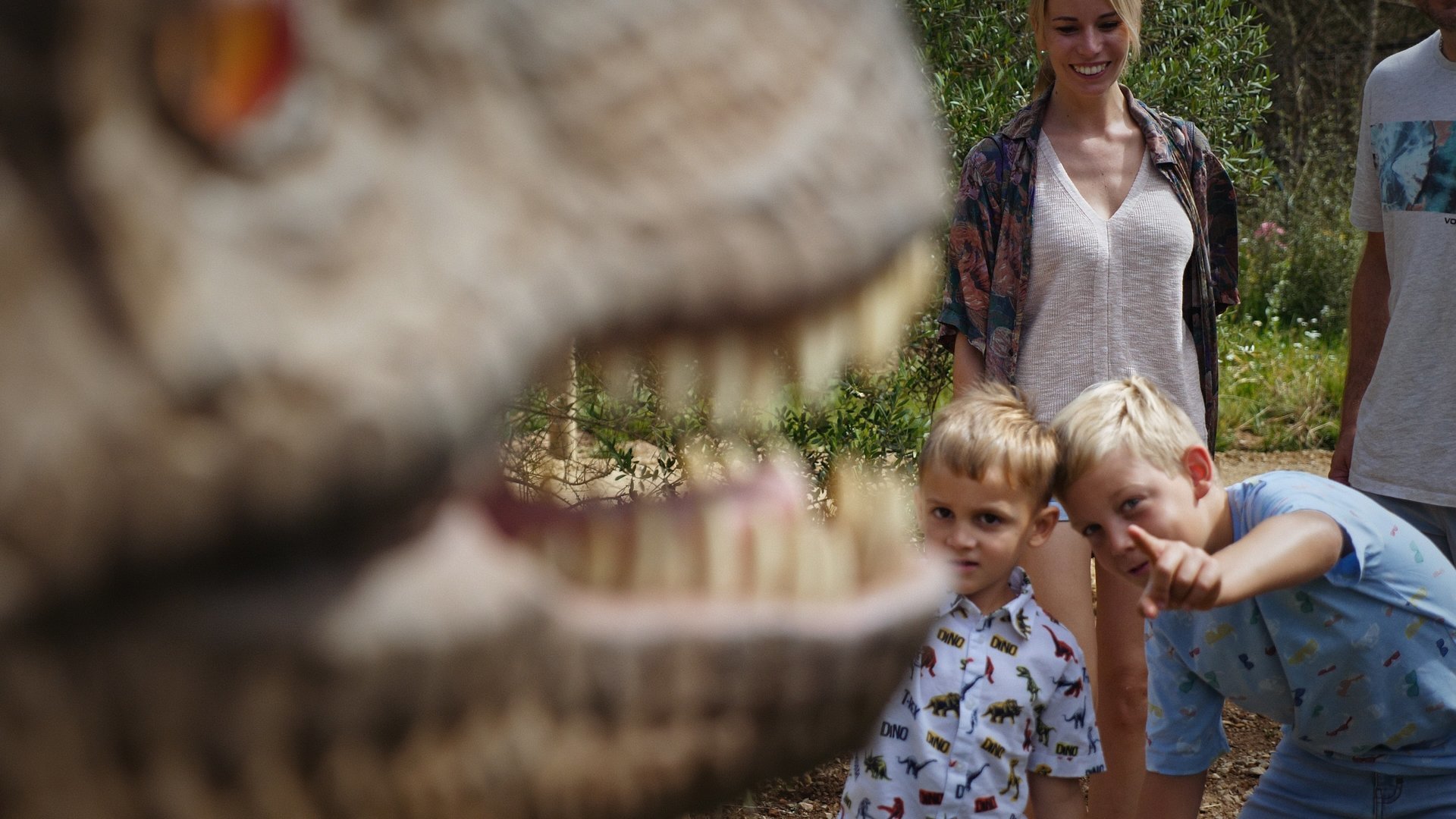 dos niños miran las dinos