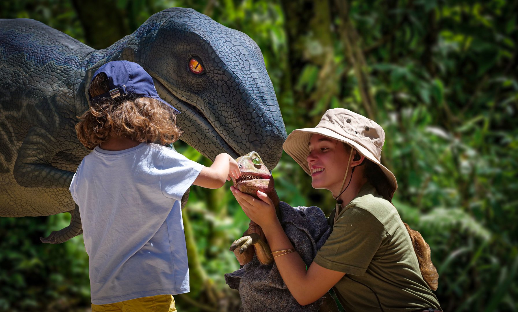 niño acaricia dinosaurio