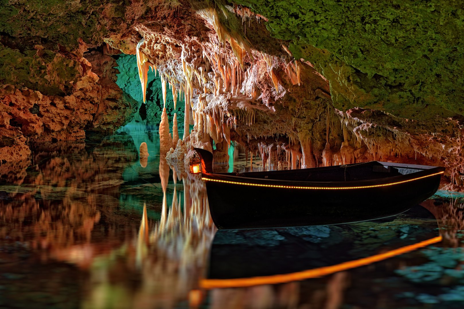 lago dentro de las cuevas