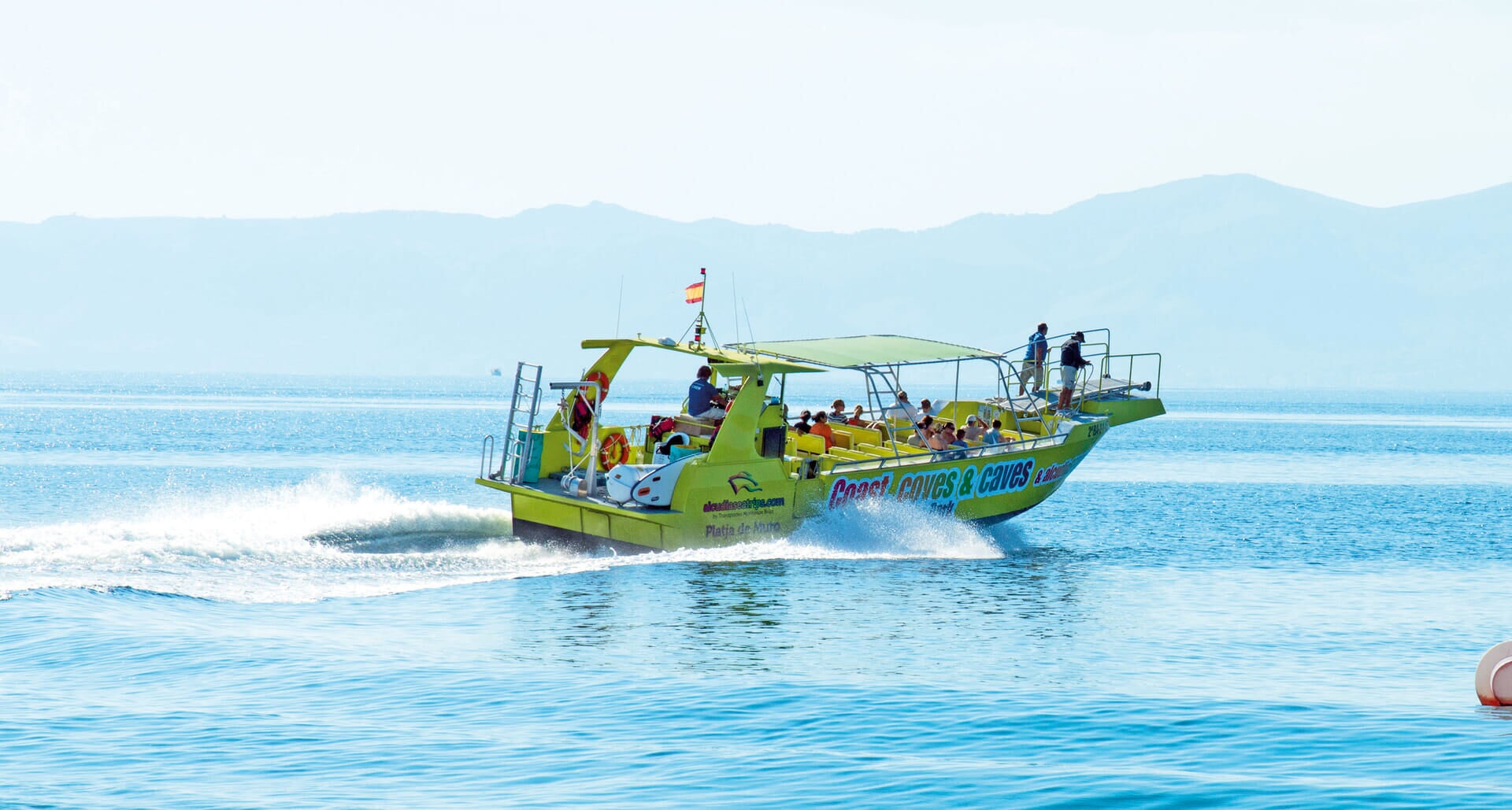 inicio del paseo en barco desde la playa en alcudia