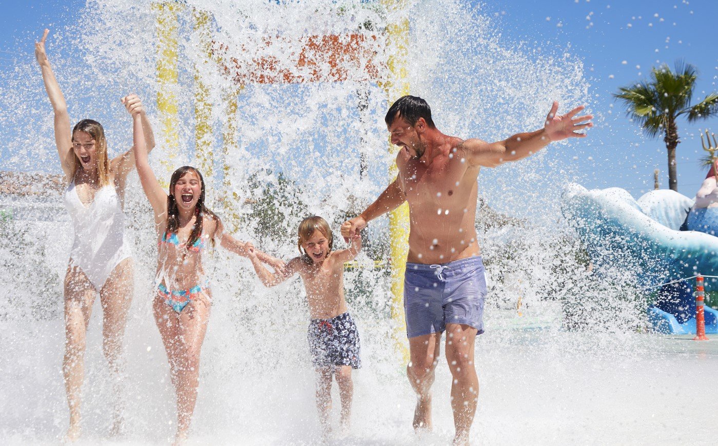 disfrutando del tobogán acuático