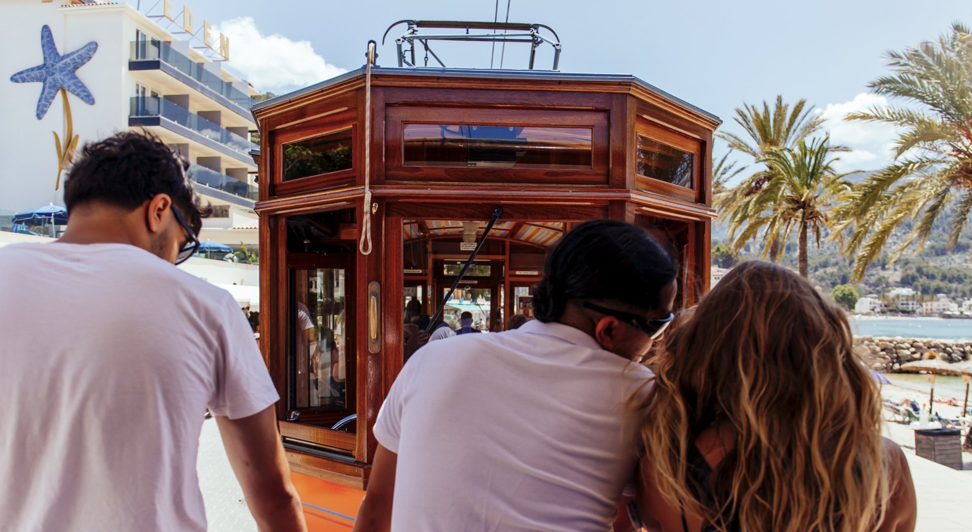 clientes disfrutando la vista del tren