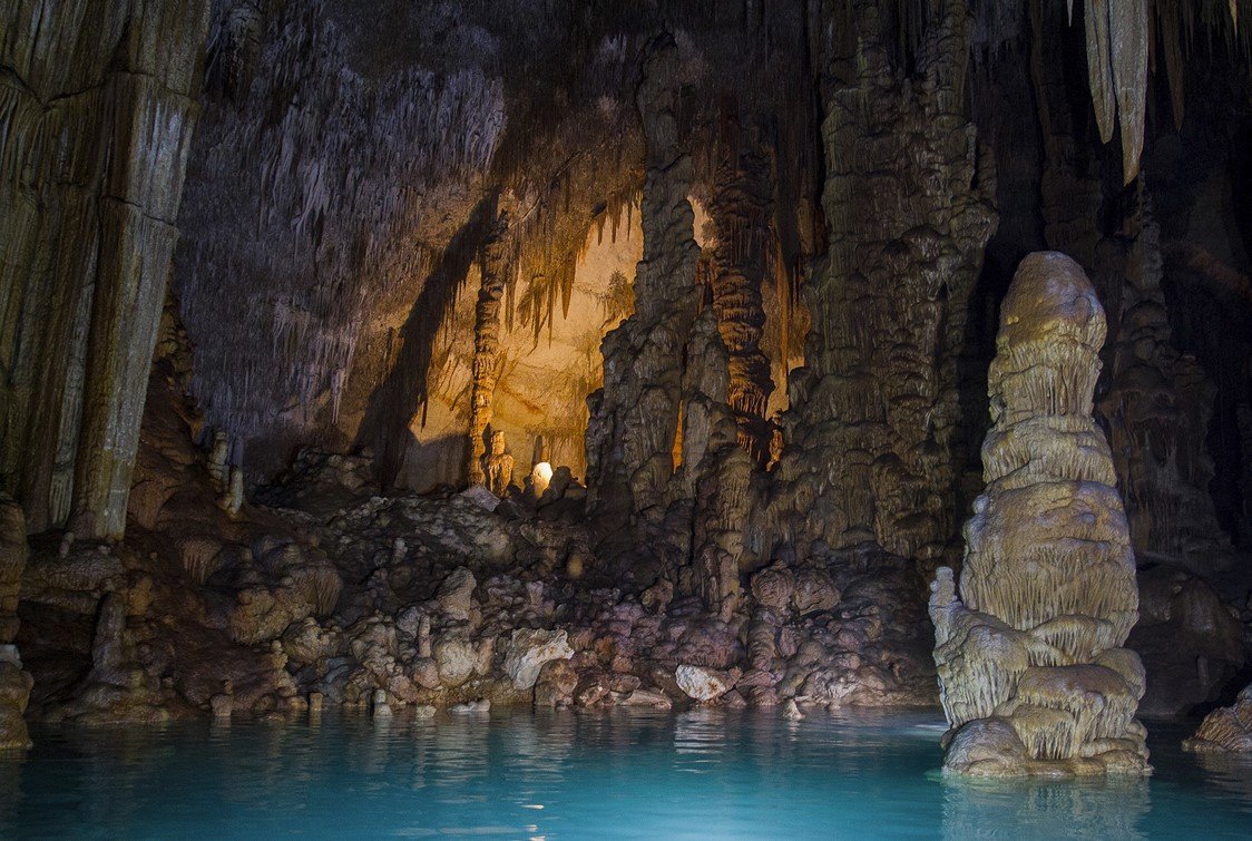 dentro de la cueva des coloms
