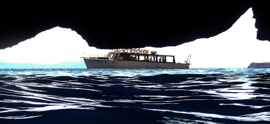 vista del barco desde la cueva azul