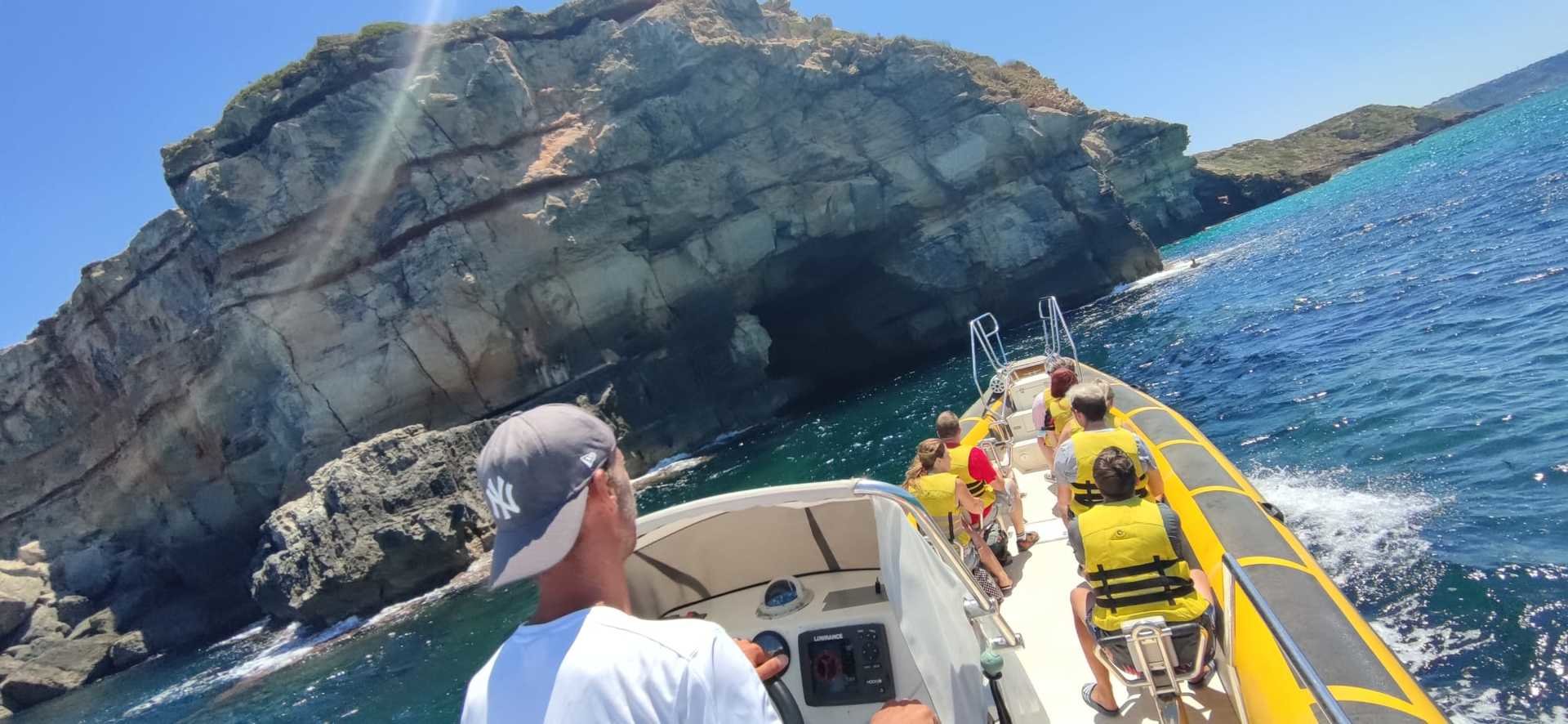 lancha rápida en la costa