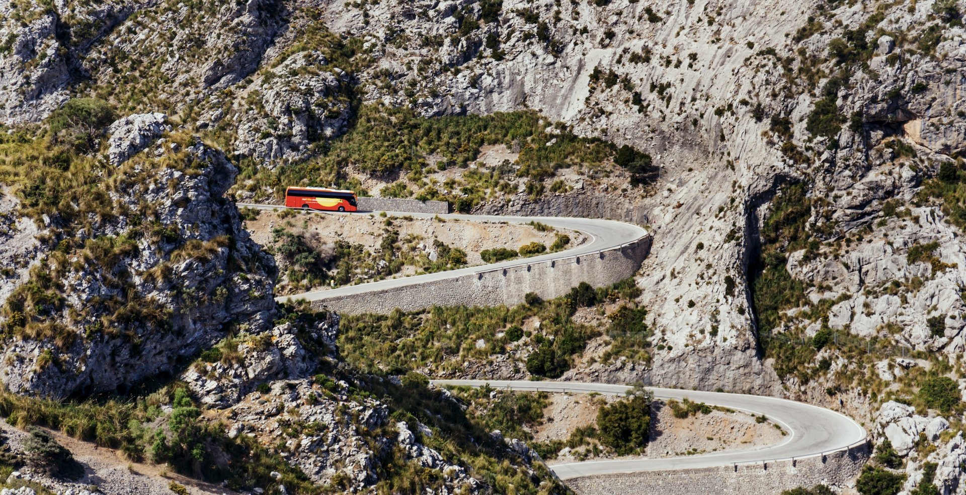 trayecto en autobus en las montañas