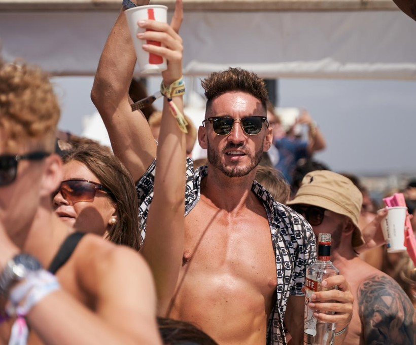 joven bailando en la boat party