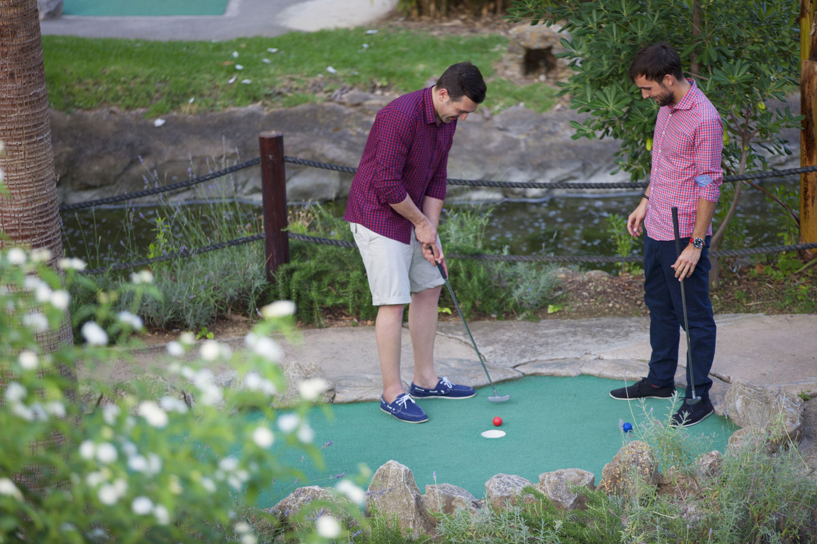 Chicos jugando golf