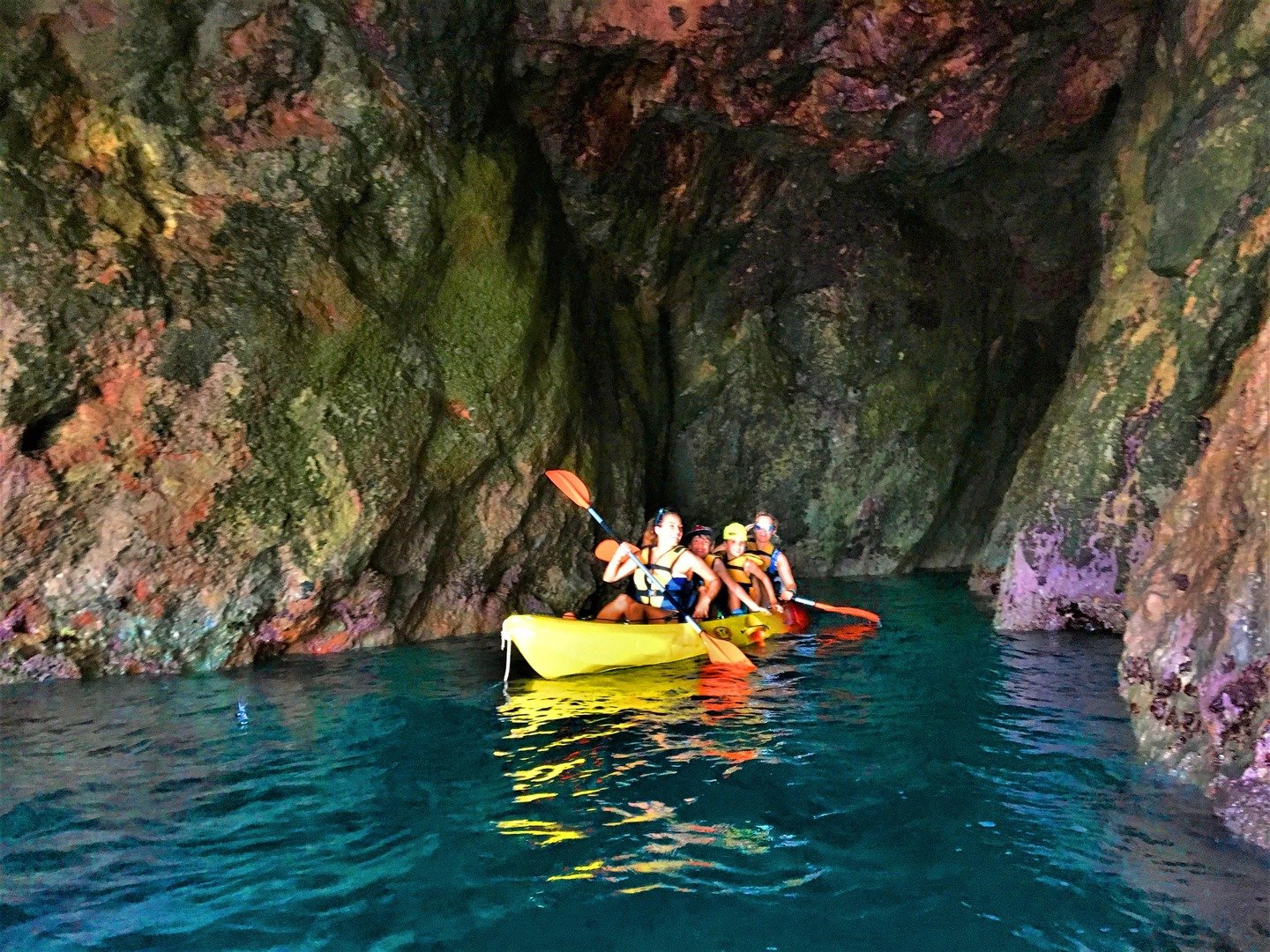 remando en la cueva marina