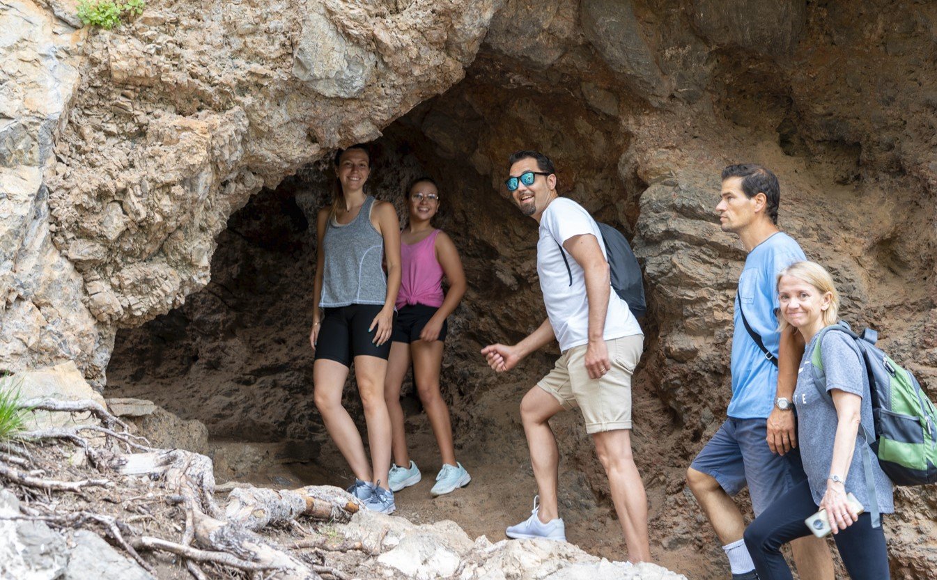 excursionistas en el bosque