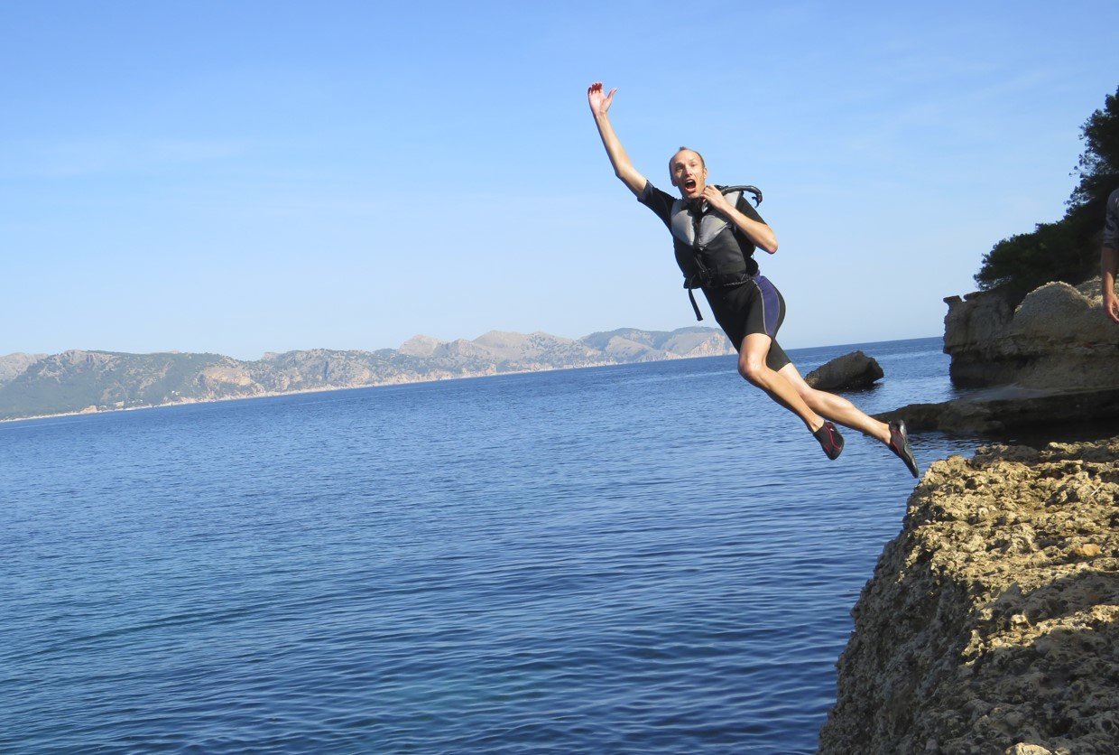 saltando del acantilado