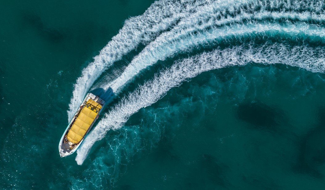 barco conduce círculos