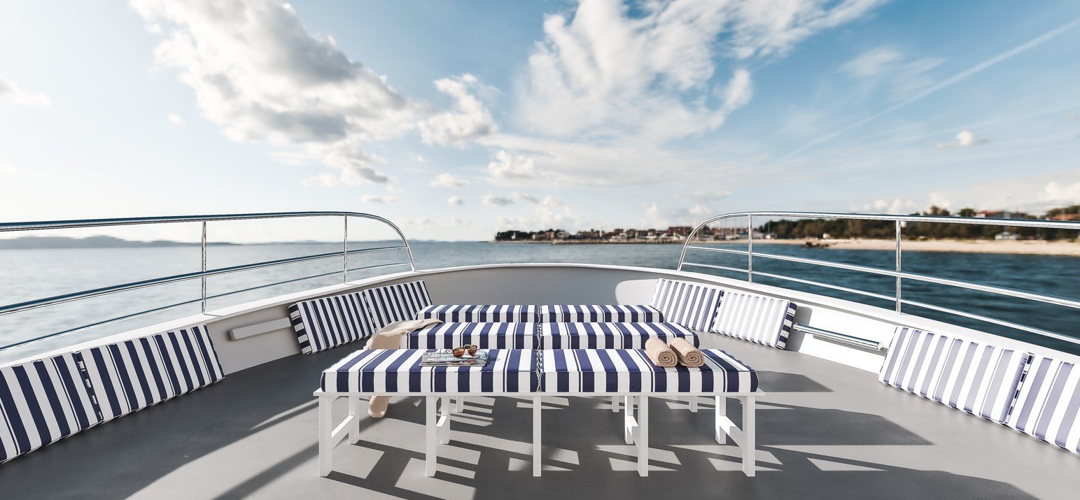 barco navegando en la bahía