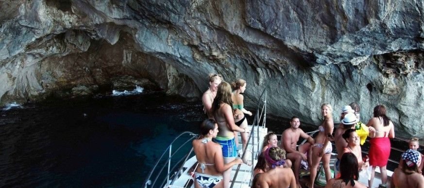 cueva marina en el paseo en barco
