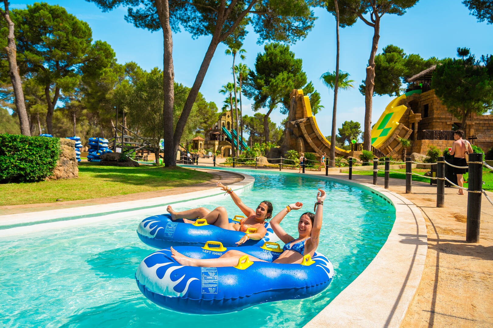 niño disfrurando en la piscina