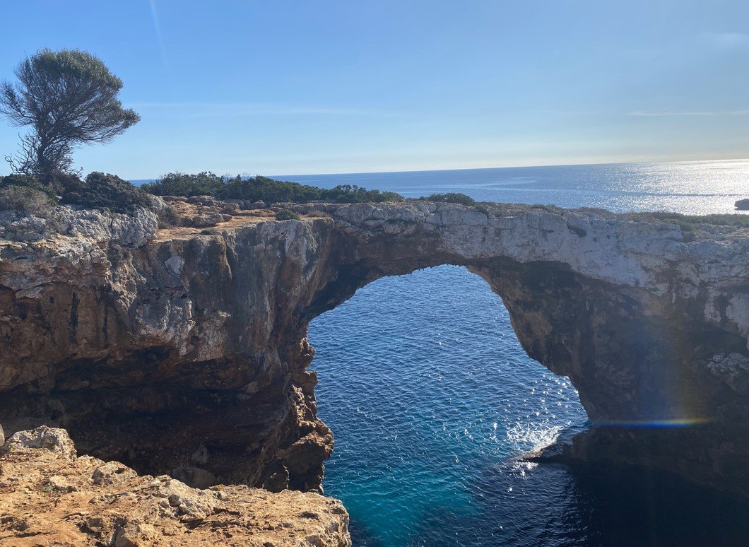 puente roca cerca cala varques