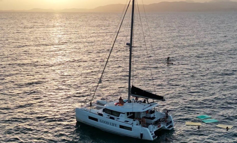 puesta de sol catamaran