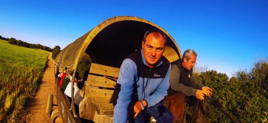 Montados en el wagon recorriendo caminos del rancho