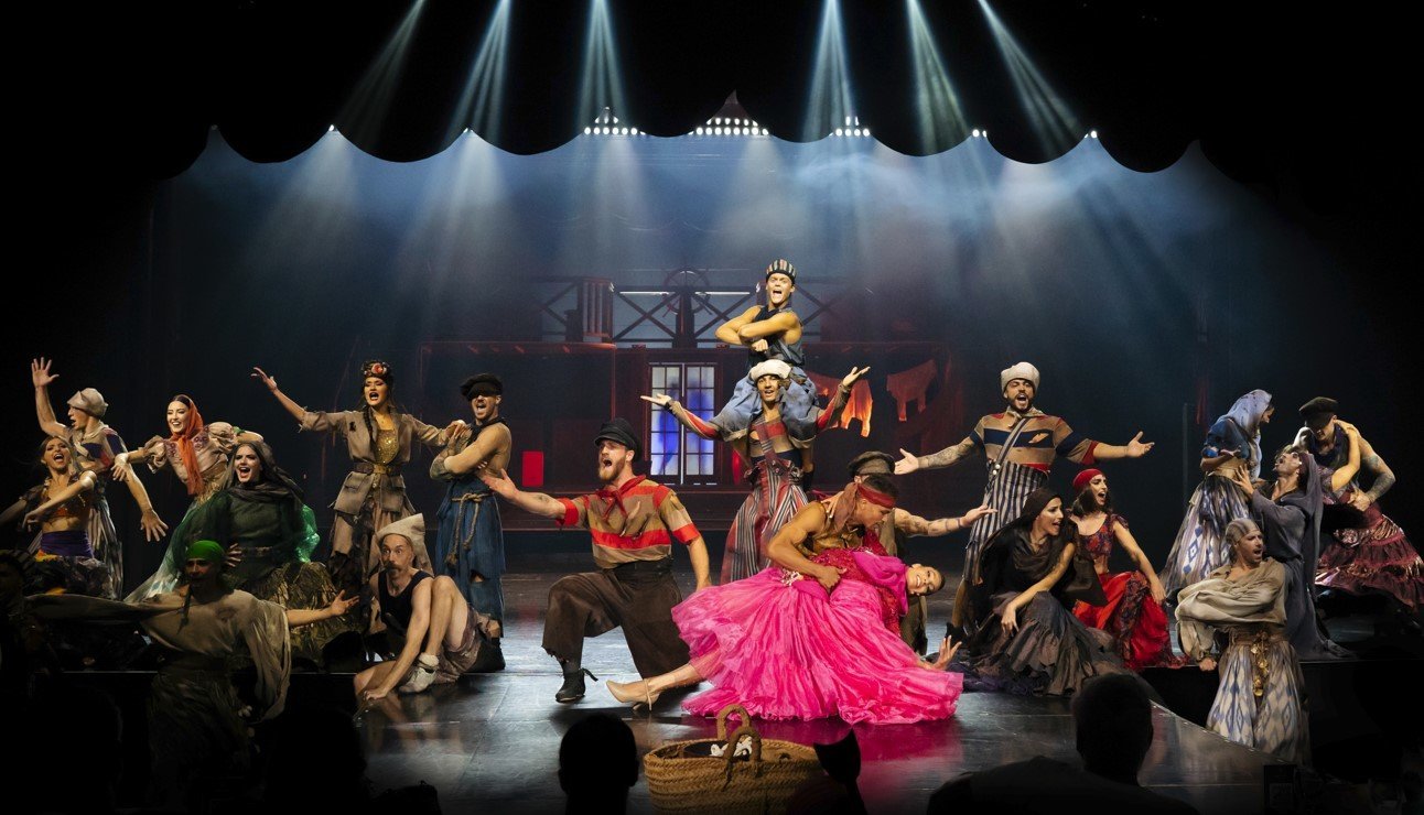 bailarines en el escenario