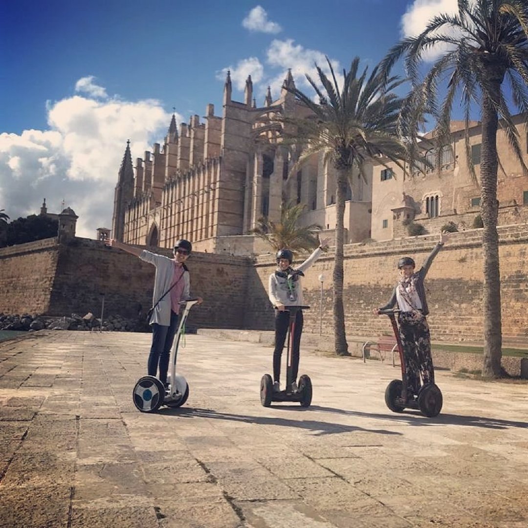 dos hombres sobre el segway