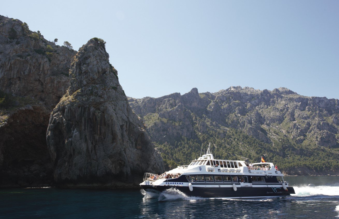 barco enfrente del costa